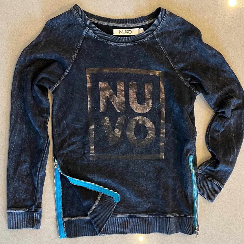 Youth Medium Black subtle tie dye with blue side zippers
Nuvo Dance Convention
